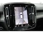 Volvo XC40 1.5 T4 Recharge Inscription | Panoramadak | Elek. bed. voorstoelen met geheugen | Semi elek. trekhaak | Verwarmbare voorstoelen | Verwarmbaar stuurwiel | 360 graden camera | Verwarmbare achterbank | Keyless entry | Premium audio by Harman Kardon | Adaptive cruise control | Blind spot | Elektrische achterklep | Apple carplay |
