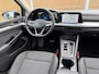 Volkswagen Golf 1.0 eTSI Life Automaat | Achteruitrijcamera | Navigatiesysteem | Metallic lak | LED verlichting | Adaptieve cruise control | Apple CarPlay/Android Auto | Lichtmetalen velgen | Parkeersensoren voor en achter