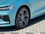 Volvo V60 T8 R Recharge AWD Ultra Dark | Flash Green | Polestar Optimalisatie | Heico | Panoramadak | 20 inch | Stylingskit |