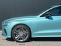 Volvo V60 T8 R Recharge AWD Ultra Dark | Flash Green | Polestar Optimalisatie | Heico | Panoramadak | 20 inch | Stylingskit |