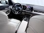 BMW iX1 eDrive20 67 kWh M-Pakket | SOH 98% | Panormadak | Sportstoelen | Curved Display | Harman/Kardon | Camera | Apple CarPlay/Android Auto | Ele.verstelbare stoelen + Geheugen | Ele. kofferdeksel |