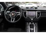 Porsche Macan 2.0 / NL Auto / Dealer onderhouden / Panoramadak / Camera / Luchtvering / Sportdesign+Chrono / 21'' / Adaptieve stoelen / CarPlay / Bose / DAB / Stoelverwarming / ACC