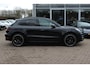 Porsche Macan 2.0 / NL Auto / Dealer onderhouden / Panoramadak / Camera / Luchtvering / Sportdesign+Chrono / 21'' / Adaptieve stoelen / CarPlay / Bose / DAB / Stoelverwarming / ACC