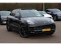 Porsche Macan 2.0 / NL Auto / Dealer onderhouden / Panoramadak / Camera / Luchtvering / Sportdesign+Chrono / 21'' / Adaptieve stoelen / CarPlay / Bose / DAB / Stoelverwarming / ACC