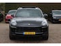 Porsche Macan 2.0 / NL Auto / Dealer onderhouden / Panoramadak / Camera / Luchtvering / Sportdesign+Chrono / 21'' / Adaptieve stoelen / CarPlay / Bose / DAB / Stoelverwarming / ACC