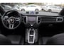 Porsche Macan 2.0 / NL Auto / Dealer onderhouden / Panoramadak / Camera / Luchtvering / Sportdesign+Chrono / 21'' / Adaptieve stoelen / CarPlay / Bose / DAB / Stoelverwarming / ACC