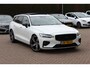 Volvo V60 2.0 T5 R-Design / Trekhaak / Panoramadak / Camera / Leder / Harman Kardon / 20'' / Keyless / CarPlay / Stuurverwarming / Stoelverwarming 4x / DAB / Dodehoek / Cruise Control