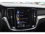 Volvo V60 2.0 T5 R-Design / Trekhaak / Panoramadak / Camera / Leder / Harman Kardon / 20'' / Keyless / CarPlay / Stuurverwarming / Stoelverwarming 4x / DAB / Dodehoek / Cruise Control