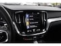 Volvo V60 2.0 T5 R-Design / Trekhaak / Panoramadak / Camera / Leder / Harman Kardon / 20'' / Keyless / CarPlay / Stuurverwarming / Stoelverwarming 4x / DAB / Dodehoek / Cruise Control