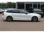 Volvo V60 2.0 T5 R-Design / Trekhaak / Panoramadak / Camera / Leder / Harman Kardon / 20'' / Keyless / CarPlay / Stuurverwarming / Stoelverwarming 4x / DAB / Dodehoek / Cruise Control
