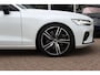 Volvo V60 2.0 T5 R-Design / Trekhaak / Panoramadak / Camera / Leder / Harman Kardon / 20'' / Keyless / CarPlay / Stuurverwarming / Stoelverwarming 4x / DAB / Dodehoek / Cruise Control