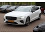 Volvo V60 2.0 T5 R-Design / Trekhaak / Panoramadak / Camera / Leder / Harman Kardon / 20'' / Keyless / CarPlay / Stuurverwarming / Stoelverwarming 4x / DAB / Dodehoek / Cruise Control