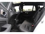 Volvo V60 2.0 T5 R-Design / Trekhaak / Panoramadak / Camera / Leder / Harman Kardon / 20'' / Keyless / CarPlay / Stuurverwarming / Stoelverwarming 4x / DAB / Dodehoek / Cruise Control