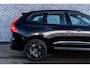 Volvo XC60 2.0 T6 Plug-in Hybrid AWD Ultra Black Edition | PHEV Long Range | Trekhaak | 360 Graden Camera | Gelamineerd Glas | Panoramadak | Head-up Display | Cruise Control Adaptief | Harman Kardon Audio | Sportstoelen
