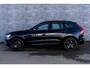 Volvo XC60 2.0 T6 Plug-in Hybrid AWD Ultra Black Edition | PHEV Long Range | Trekhaak | 360 Graden Camera | Gelamineerd Glas | Panoramadak | Head-up Display | Cruise Control Adaptief | Harman Kardon Audio | Sportstoelen