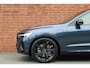 Volvo XC60 T6 Plug-in hybrid AWD Plus Black Edition | Actieve Luchtvering | 21'' Black ed. velgen | Head-Up display | Stuurwiel verwarmbaar | Stoelen voor/achter verwarmbaar | Panoramisch dak met schuif-/kantel functie | 360 graden camera |