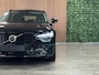 Volvo V90 T6 AWD Recharge R-Design | Schuifdak | Trekhaak | Harman Kardon | Adaptieve Cruise Control | Standkachel met Volvo On Call App | Stoelverwarming voor+achter | Stuurwielverwarming | Pilot Assist | BLIS Dode Hoek Detectie | Parkeercamera | Elektrische voorstoelen geheugen | Lederen bekleding | Zitting verlenging voorstoelen | 18 Inch | Keyless Drive | Parkeersensoren voor+achter | Elektrisch bedienbare achterklep | DAB Radio | Apple Carplay/Android Auto | Volvo On Call met mobiele App functie | Onyx Black Metallic |