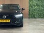 Volvo V60 T6 AWD Recharge Ultra Dark | Trekhaak | 360° Camera | Schuifdak | Head-Up Display | Harman Kardon | 19 Inch | Adaptieve Cruise Control | Stoelverwarming voor+achter | Stuurwielverwarming | Full LED Meesturende koplampen | Pilot Assist | BLIS Dode Hoek Detectie | Elektrische voorstoelen geheugen | Lederen bekleding | Zitting verlenging voorstoelen | Lederen dashboard | Google Infotainment | Keyless Drive | Parkeersensoren voor+achter | Privacy Glass | Elektrisch bedienbare achterklep | DAB Radio | Apple Carplay/Android Auto | Volvo On Call met mobiele App functie | Onyx Black Metallic |