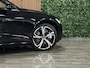 Volvo V60 T6 AWD Recharge Ultra Dark | Trekhaak | 360° Camera | Schuifdak | Head-Up Display | Harman Kardon | 19 Inch | Adaptieve Cruise Control | Stoelverwarming voor+achter | Stuurwielverwarming | Full LED Meesturende koplampen | Pilot Assist | BLIS Dode Hoek Detectie | Elektrische voorstoelen geheugen | Lederen bekleding | Zitting verlenging voorstoelen | Lederen dashboard | Google Infotainment | Keyless Drive | Parkeersensoren voor+achter | Privacy Glass | Elektrisch bedienbare achterklep | DAB Radio | Apple Carplay/Android Auto | Volvo On Call met mobiele App functie | Onyx Black Metallic |