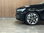 Volvo XC60 T6 AWD Recharge Ultra Dark | Luchtvering | Trekhaak | 360° Camera | Head-Up Display | Harman Kardon | Adaptieve Cruise Control | Stoelverwarming voor+achter | Stuurwielverwarming | Full LED Meesturende koplampen | Pilot Assist | BLIS Dode Hoek Detectie | Elektrische voorstoelen geheugen | Quilted Nordico bekleding | Zitting verlenging voorstoelen | Lederen Dashboard | Schuifdak | 20 Inch | Google Infotainment | Keyless Drive | Parkeersensoren voor+achter | Privacy Glass | Elektrisch bedienbare achterklep | Alarm Klasse III | DAB Radio | Apple Carplay/Android Auto | Draadloos telefoon opladen | Volvo On Call met mobiele App functie | Onyx Black Metallic |