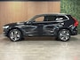 Volvo XC60 T6 AWD Recharge Plus Bright | MY26 Facelift | Trekhaak | 360° Camera | Harman Kardon | Adaptieve Cruise Control | Stoelverwarming voor+achter | Stuurwielverwarming | Pilot Assist | BLIS Dode Hoek Detectie | Elektrische voorstoelen geheugen | Nordico Quilted bekleding | Zitting verlenging voorstoelen | Google Infotainment | 19 Inch | Keyless Drive | Parkeersensoren voor+achter | Privacy Glass | Elektrisch bedienbare achterklep | DAB Radio | Apple Carplay/Android Auto | Draadloos telefoon opladen | Volvo On Call met mobiele App functie | Onyx Black Metallic |