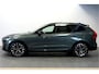 Volvo XC60 2.0 T8 AWD 335kW/456pk Aut8 Plug-in hybrid Ultra Dark LUCHTVERING + PANORAMADAK + HARMAN/KARDON + ADAPT.CRUISE + GOOGLE DASH + HEAD-UP + LANE ASSIST + STOEL-&STUURVERWARMING + 360 CAMERA + PARKSENSOREN V&A + 21" LM-VELGEN!!