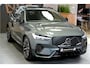 Volvo XC60 2.0 T8 AWD 335kW/456pk Aut8 Plug-in hybrid Ultra Dark LUCHTVERING + PANORAMADAK + HARMAN/KARDON + ADAPT.CRUISE + GOOGLE DASH + HEAD-UP + LANE ASSIST + STOEL-&STUURVERWARMING + 360 CAMERA + PARKSENSOREN V&A + 21" LM-VELGEN!!