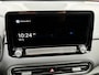 Hyundai Kona Electric EV Comfort Smart 39 kWh automaat / SOH 100% / Fabrieksgarantie t/m 2-2027 / 8 jaar Batterijgarantie / Volledig onderhouden / Stoel-/Stuurverwarming / Achteruitrijcamera / Navigatie / Apple Carplay/Android Auto /
