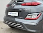 Hyundai Kona Electric EV Comfort Smart 39 kWh automaat / SOH 100% / Fabrieksgarantie t/m 2-2027 / 8 jaar Batterijgarantie / Volledig onderhouden / Stoel-/Stuurverwarming / Achteruitrijcamera / Navigatie / Apple Carplay/Android Auto /