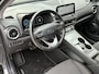 Hyundai Kona Electric EV Comfort Smart 39 kWh automaat / SOH 100% / Fabrieksgarantie t/m 2-2027 / 8 jaar Batterijgarantie / Volledig onderhouden / Stoel-/Stuurverwarming / Achteruitrijcamera / Navigatie / Apple Carplay/Android Auto /