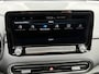 Hyundai Kona Electric EV Comfort Smart 39 kWh automaat / SOH 100% / Fabrieksgarantie t/m 2-2027 / 8 jaar Batterijgarantie / Volledig onderhouden / Stoel-/Stuurverwarming / Achteruitrijcamera / Navigatie / Apple Carplay/Android Auto /
