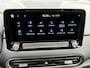 Hyundai Kona Electric EV Comfort Smart 39 kWh automaat / SOH 100% / Fabrieksgarantie t/m 2-2027 / 8 jaar Batterijgarantie / Volledig onderhouden / Stoel-/Stuurverwarming / Achteruitrijcamera / Navigatie / Apple Carplay/Android Auto /