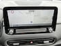 Hyundai Kona Electric EV Comfort Smart 39 kWh automaat / SOH 100% / Fabrieksgarantie t/m 2-2027 / 8 jaar Batterijgarantie / Volledig onderhouden / Stoel-/Stuurverwarming / Achteruitrijcamera / Navigatie / Apple Carplay/Android Auto /