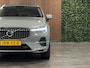 Volvo XC60 T6 AWD Recharge Plus Bright | Trekhaak | Adaptieve Cruise Control | Stoelverwarming voor+achter | Stuurwielverwarming | Schuifdak | Pilot Assist | BLIS Dode Hoek Detectie | Elektrische voorstoelen geheugen | Lederen bekleding | Zitting verlenging voorstoelen | 19 Inch | Google Infotainment | Keyless Drive | Parkeersensoren voor+achter | Privacy Glass | Elektrisch bedienbare achterklep | DAB Radio | Apple Carplay/Android Auto | Draadloos telefoon opladen | Volvo On Call met mobiele App functie | Vapour Grey Metallic |
