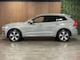 Volvo XC60 T6 AWD Recharge Plus Bright | Trekhaak | Adaptieve Cruise Control | Stoelverwarming voor+achter | Stuurwielverwarming | Schuifdak | Pilot Assist | BLIS Dode Hoek Detectie | Elektrische voorstoelen geheugen | Lederen bekleding | Zitting verlenging voorstoelen | 19 Inch | Google Infotainment | Keyless Drive | Parkeersensoren voor+achter | Privacy Glass | Elektrisch bedienbare achterklep | DAB Radio | Apple Carplay/Android Auto | Draadloos telefoon opladen | Volvo On Call met mobiele App functie | Vapour Grey Metallic |