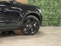 Volvo EX40 Single Motor Extended Range Ultra Black Ed. 82 kWh | 100% SoH | Trekhaak | Schuifdak | 360° Camera | Harman Kardon | Adaptieve Cruise Control | Bestuurdersstoel elektrisch geheugen | Stoel en Stuurwielverwarming | 20 Inch | Passagiersstoel elektrisch | Microtech / alcantara bekleding met wit stiksel en bies | Zitting verlenging voorstoelen | Pilot Assist | BLIS Dode Hoek Detectie | Warmtepomp | Google Infotainment | Keyless Drive | Verlichtingspack 2 | Parkeersensoren voor+achter | Privacy Glass | Elektrisch bedienbare achterklep | Draadloos telefoon opladen | DAB Radio | Apple Carplay/Android Auto | Volvo On Call met mobiele App functie | Onyx Black Metallic |