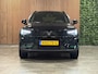 Volvo EX40 Single Motor Extended Range Ultra Black Ed. 82 kWh | 100% SoH | Trekhaak | Schuifdak | 360° Camera | Harman Kardon | Adaptieve Cruise Control | Bestuurdersstoel elektrisch geheugen | Stoel en Stuurwielverwarming | 20 Inch | Passagiersstoel elektrisch | Microtech / alcantara bekleding met wit stiksel en bies | Zitting verlenging voorstoelen | Pilot Assist | BLIS Dode Hoek Detectie | Warmtepomp | Google Infotainment | Keyless Drive | Verlichtingspack 2 | Parkeersensoren voor+achter | Privacy Glass | Elektrisch bedienbare achterklep | Draadloos telefoon opladen | DAB Radio | Apple Carplay/Android Auto | Volvo On Call met mobiele App functie | Onyx Black Metallic |