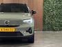 Volvo XC40 Single Motor Extended Range Ultimate 82 kWh | 97% SoH | Trekhaak | Schuifdak | 360° Camera | Harman Kardon | Adaptieve Cruise Control | Bestuurdersstoel elektrisch geheugen | Stoel en Stuurwielverwarming | 20 Inch | Passagiersstoel elektrisch | Microtech / alcantara bekleding met wit stiksel en bies | Zitting verlenging voorstoelen | Pilot Assist | BLIS Dode Hoek Detectie | Warmtepomp | Google Infotainment | Keyless Drive | Verlichtingspack 2 | Parkeersensoren voor+achter | Privacy Glass | Elektrisch bedienbare achterklep | Breedstralers in voorbumper | Draadloos telefoon opladen | DAB Radio | Apple Carplay/Android Auto | Volvo On Call met mobiele App functie | Sage Green Metallic |