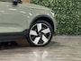 Volvo XC40 Single Motor Extended Range Ultimate 82 kWh | 97% SoH | Trekhaak | Schuifdak | 360° Camera | Harman Kardon | Adaptieve Cruise Control | Bestuurdersstoel elektrisch geheugen | Stoel en Stuurwielverwarming | 20 Inch | Passagiersstoel elektrisch | Microtech / alcantara bekleding met wit stiksel en bies | Zitting verlenging voorstoelen | Pilot Assist | BLIS Dode Hoek Detectie | Warmtepomp | Google Infotainment | Keyless Drive | Verlichtingspack 2 | Parkeersensoren voor+achter | Privacy Glass | Elektrisch bedienbare achterklep | Breedstralers in voorbumper | Draadloos telefoon opladen | DAB Radio | Apple Carplay/Android Auto | Volvo On Call met mobiele App functie | Sage Green Metallic |