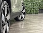 Volvo XC40 Single Motor Extended Range Ultimate 82 kWh | 97% SoH | Trekhaak | Schuifdak | 360° Camera | Harman Kardon | Adaptieve Cruise Control | Bestuurdersstoel elektrisch geheugen | Stoel en Stuurwielverwarming | 20 Inch | Passagiersstoel elektrisch | Microtech / alcantara bekleding met wit stiksel en bies | Zitting verlenging voorstoelen | Pilot Assist | BLIS Dode Hoek Detectie | Warmtepomp | Google Infotainment | Keyless Drive | Verlichtingspack 2 | Parkeersensoren voor+achter | Privacy Glass | Elektrisch bedienbare achterklep | Breedstralers in voorbumper | Draadloos telefoon opladen | DAB Radio | Apple Carplay/Android Auto | Volvo On Call met mobiele App functie | Sage Green Metallic |