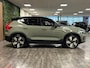 Volvo XC40 Single Motor Extended Range Ultimate 82 kWh | 97% SoH | Trekhaak | Schuifdak | 360° Camera | Harman Kardon | Adaptieve Cruise Control | Bestuurdersstoel elektrisch geheugen | Stoel en Stuurwielverwarming | 20 Inch | Passagiersstoel elektrisch | Microtech / alcantara bekleding met wit stiksel en bies | Zitting verlenging voorstoelen | Pilot Assist | BLIS Dode Hoek Detectie | Warmtepomp | Google Infotainment | Keyless Drive | Verlichtingspack 2 | Parkeersensoren voor+achter | Privacy Glass | Elektrisch bedienbare achterklep | Breedstralers in voorbumper | Draadloos telefoon opladen | DAB Radio | Apple Carplay/Android Auto | Volvo On Call met mobiele App functie | Sage Green Metallic |