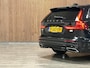 Volvo V60 T6 AWD Recharge R-Design Long Range | Schuifdak | Trekhaak | Adaptieve Cruise Control | Stoel en Stuurwielverwarming | Pilot Assist | Parkeercamera | Full LED Meesturende koplampen | Elektrische voorstoelen geheugen | R-Design contour stoelen met wit stiksel en bies | Zitting verlenging voorstoelen | 18 Inch | Keyless Drive | Parkeersensoren voor+achter | Privacy Glass | Elektrisch bedienbare achterklep | DAB Radio | Apple Carplay/Android Auto | Volvo On Call met mobiele App functie | Onyx Black Metallic |