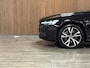 Volvo V60 T6 AWD Recharge R-Design Long Range | Schuifdak | Trekhaak | Adaptieve Cruise Control | Stoel en Stuurwielverwarming | Pilot Assist | Parkeercamera | Full LED Meesturende koplampen | Elektrische voorstoelen geheugen | R-Design contour stoelen met wit stiksel en bies | Zitting verlenging voorstoelen | 18 Inch | Keyless Drive | Parkeersensoren voor+achter | Privacy Glass | Elektrisch bedienbare achterklep | DAB Radio | Apple Carplay/Android Auto | Volvo On Call met mobiele App functie | Onyx Black Metallic |