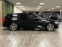 Volvo V60 T6 AWD Recharge R-Design Long Range | Schuifdak | Trekhaak | Adaptieve Cruise Control | Stoel en Stuurwielverwarming | Pilot Assist | Parkeercamera | Full LED Meesturende koplampen | Elektrische voorstoelen geheugen | R-Design contour stoelen met wit stiksel en bies | Zitting verlenging voorstoelen | 18 Inch | Keyless Drive | Parkeersensoren voor+achter | Privacy Glass | Elektrisch bedienbare achterklep | DAB Radio | Apple Carplay/Android Auto | Volvo On Call met mobiele App functie | Onyx Black Metallic |