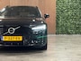 Volvo V60 T6 AWD Recharge R-Design Long Range | Schuifdak | Trekhaak | Adaptieve Cruise Control | Stoel en Stuurwielverwarming | Pilot Assist | Parkeercamera | Full LED Meesturende koplampen | Elektrische voorstoelen geheugen | R-Design contour stoelen met wit stiksel en bies | Zitting verlenging voorstoelen | 18 Inch | Keyless Drive | Parkeersensoren voor+achter | Privacy Glass | Elektrisch bedienbare achterklep | DAB Radio | Apple Carplay/Android Auto | Volvo On Call met mobiele App functie | Onyx Black Metallic |