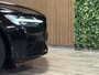 Volvo V60 T6 AWD Recharge R-Design Long Range | Schuifdak | Trekhaak | Adaptieve Cruise Control | Stoel en Stuurwielverwarming | Pilot Assist | Parkeercamera | Full LED Meesturende koplampen | Elektrische voorstoelen geheugen | R-Design contour stoelen met wit stiksel en bies | Zitting verlenging voorstoelen | 18 Inch | Keyless Drive | Parkeersensoren voor+achter | Privacy Glass | Elektrisch bedienbare achterklep | DAB Radio | Apple Carplay/Android Auto | Volvo On Call met mobiele App functie | Onyx Black Metallic |