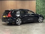 Volvo V60 T6 AWD Recharge R-Design Long Range | Schuifdak | Trekhaak | Adaptieve Cruise Control | Stoel en Stuurwielverwarming | Pilot Assist | Parkeercamera | Full LED Meesturende koplampen | Elektrische voorstoelen geheugen | R-Design contour stoelen met wit stiksel en bies | Zitting verlenging voorstoelen | 18 Inch | Keyless Drive | Parkeersensoren voor+achter | Privacy Glass | Elektrisch bedienbare achterklep | DAB Radio | Apple Carplay/Android Auto | Volvo On Call met mobiele App functie | Onyx Black Metallic |