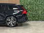 Volvo V60 T6 AWD Recharge R-Design Long Range | Schuifdak | Trekhaak | Adaptieve Cruise Control | Stoel en Stuurwielverwarming | Pilot Assist | Parkeercamera | Full LED Meesturende koplampen | Elektrische voorstoelen geheugen | R-Design contour stoelen met wit stiksel en bies | Zitting verlenging voorstoelen | 18 Inch | Keyless Drive | Parkeersensoren voor+achter | Privacy Glass | Elektrisch bedienbare achterklep | DAB Radio | Apple Carplay/Android Auto | Volvo On Call met mobiele App functie | Onyx Black Metallic |