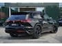 Volkswagen Touareg 3.0 TSi eHybrid 4MOTION R design |Final Edition| Panoramisch schuifdak | Trekhaak elektrisch | Adaptieve Cruise Control | Soft close portieren | Leder "Puglia" "R-logo' zwart/ blauwe stikking | 22" Lichtmetalen velgen "Estoril", zwart