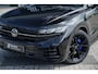 Volkswagen Touareg 3.0 TSi eHybrid 4MOTION R design |Final Edition| Panoramisch schuifdak | Trekhaak elektrisch | Adaptieve Cruise Control | Soft close portieren | Leder "Puglia" "R-logo' zwart/ blauwe stikking | 22" Lichtmetalen velgen "Estoril", zwart